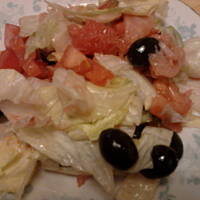 Sałata z łososiem i owocowym dressingiem