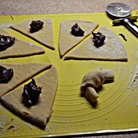 Maślano-drożdżowe rogaliki z czekoladą