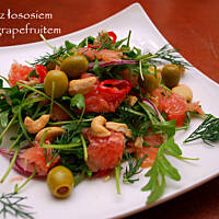 Sałatka z łososiem wędzonym i grapefruitem