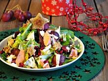 Fot. MIENTA, Świąteczna sałatka z wędzonym łososiem