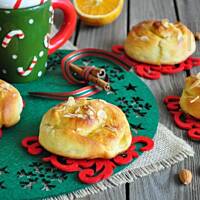 Pomarańczowe drożdżówki z cynamonem i migdałami