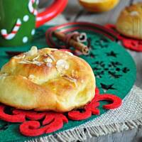 Pomarańczowe drożdżówki z cynamonem i migdałami