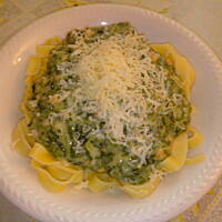 tagliatelle z łososiem i szpinakiem