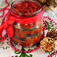 Śledzie w sosie pomidorowym z miodem i rodzynkami