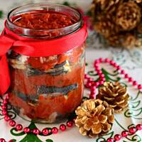 Śledzie w sosie pomidorowym z miodem i rodzynkami