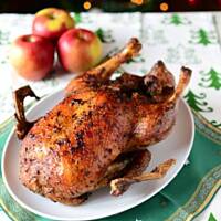Kaczka pieczona z jabłkami