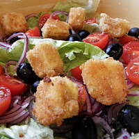 Sałatka ze smażonym serem feta