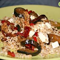 Pęczak z warzywami, serem feta i indykiem