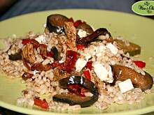 Fot. Monica W&O, Pęczak z warzywami, serem feta i indykiem