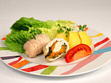 Fot. Wkn, Roladki drobiowe z bakłażanem - danie na parze