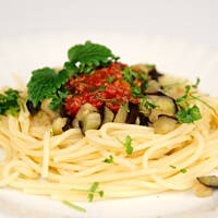 Spaghetti z sosem pomidorowo-bakłażanowym