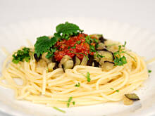 Fot. Wkn, Spaghetti z sosem pomidorowo-bakłażanowym
