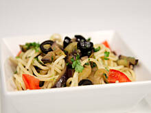 Fot. Wkn, Spaghetti z czosnkiem i bakłażanem balsamico