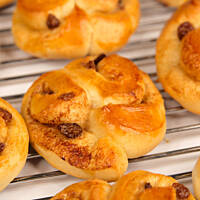 Ślimaczki drożdżowe cynamonowo-rodzynkowe