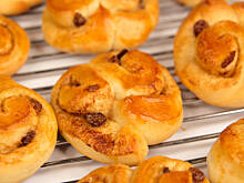 Fot. Wkn, Ślimaczki drożdżowe cynamonowo-rodzynkowe