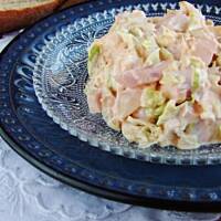 sałatka z wędliną i kapustą pekińską