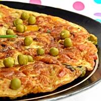 Omlet z boczkiem i groszkiem