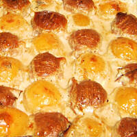 Frykadelki w szynce zapieczone z ziemniakami w sosie serowym wg M&Ł