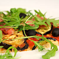 Pizza bakłażanowa z rukolą