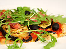 Fot. Wkn, Pizza bakłażanowa z rukolą