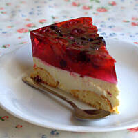 Sernik na zimno na serkach homogenizowanych z owocami i galaretką