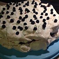 Torcik bezowy z czarną porzeczką