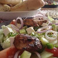 Kolorowa sałatka z kurczakiem i bagietką