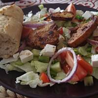 Kolorowa sałatka z kurczakiem i bagietką