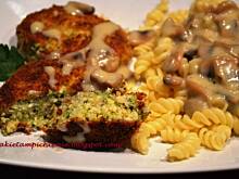 Fot. makusia, Wegetariańskie kotleciki z makaronem i sosem pieczarkowym