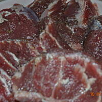 Policzki wieprzowe w sosie z ziemniakami i surówką z marchwi