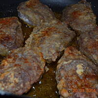 Policzki wieprzowe w sosie z ziemniakami i surówką z marchwi