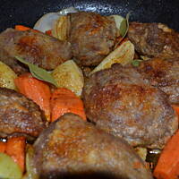 Policzki wieprzowe w sosie z ziemniakami i surówką z marchwi