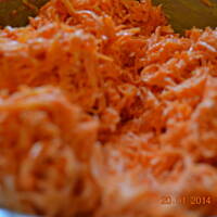 Policzki wieprzowe w sosie z ziemniakami i surówką z marchwi