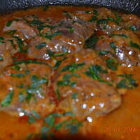 Policzki wieprzowe w sosie z ziemniakami i surówką z marchwi