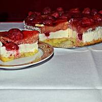 Biszkopt z bitą śmietaną,galaretką i truskawkami