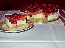 Fot. Duusiak, Biszkopt z bitą śmietaną,galaretką i truskawkami