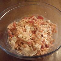 Pikantna surówka z kapusty pekińskiej i tuńczyka