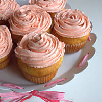 Muffinki róże z marmoladą różaną i kremem