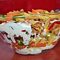 Warstwowa sałatka z chipsami i kurczakiem