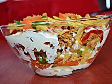 Fot. Duusiak, Warstwowa sałatka z chipsami i kurczakiem