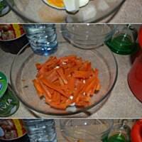 Warstwowa sałatka z chipsami i kurczakiem