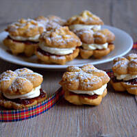 Kruche ciasteczka z marmoladą i kremem