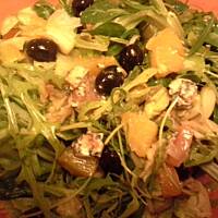 Sałata z łososiem i owocowym dressingiem