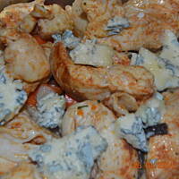 Kurczak w sosie serowo-śmietanowym z zestawem surówek