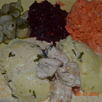 Kurczak w sosie serowo-śmietanowym z zestawem surówek