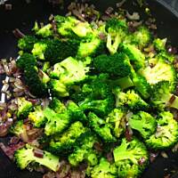 Kuskus z wieprzowiną i salsą ananasową