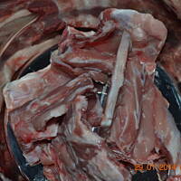 Krupnik na kościach od schabu