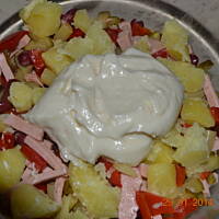 Sałatka z mortadeli i warzyw konserwowych