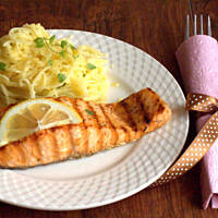 Grillowany łosoś z ziołowo – czosnkowym makaronem nitki