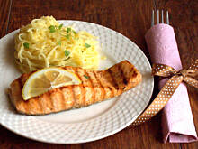 Fot. Barb82, Grillowany łosoś z ziołowo – czosnkowym makaronem nitki